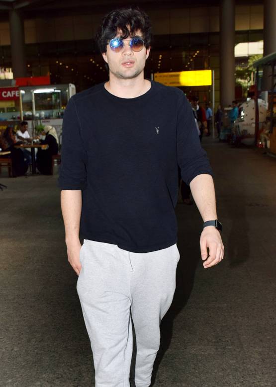 लाइमलाइट से दूर रहते हैं सनी देओल के दोनों बेटे, एयरपोर्ट पर साथ आए नजर