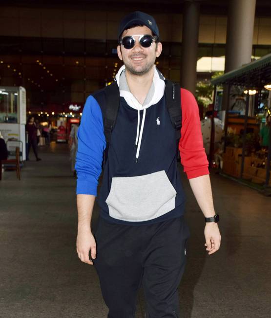 लाइमलाइट से दूर रहते हैं सनी देओल के दोनों बेटे, एयरपोर्ट पर साथ आए नजर