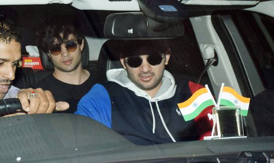 लाइमलाइट से दूर रहते हैं सनी देओल के दोनों बेटे, एयरपोर्ट पर साथ आए नजर