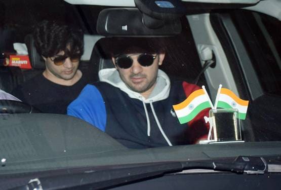 लाइमलाइट से दूर रहते हैं सनी देओल के दोनों बेटे, एयरपोर्ट पर साथ आए नजर