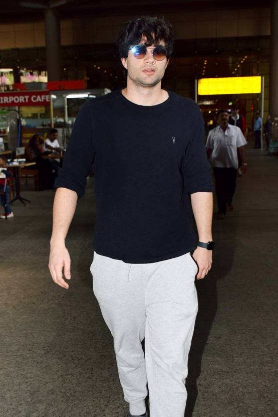 लाइमलाइट से दूर रहते हैं सनी देओल के दोनों बेटे, एयरपोर्ट पर साथ आए नजर