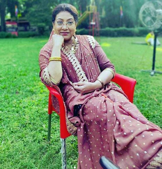 रियल लाइफ में ग्लैमरस हैं 'नायरा की दादी सास', सोशल मीड‍िया पर भी एक्ट‍िव