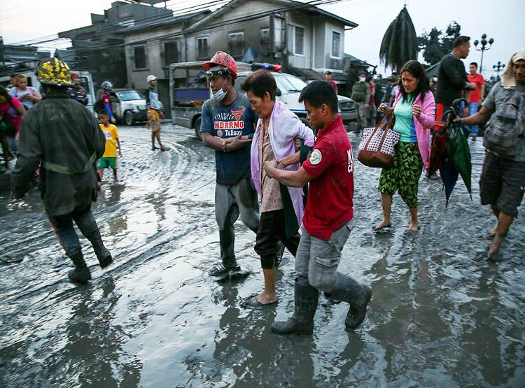 इस ज्वालामुखी ने फटने के बाद आसमान से खींच ली बिजलियां, भूकंप के 75 झटके