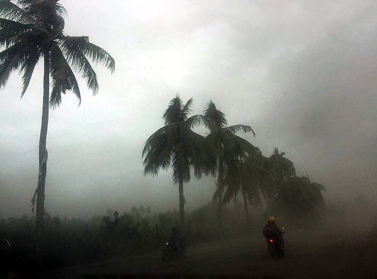 इस ज्वालामुखी ने फटने के बाद आसमान से खींच ली बिजलियां, भूकंप के 75 झटके