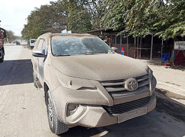 इस ज्वालामुखी ने फटने के बाद आसमान से खींच ली बिजलियां, भूकंप के 75 झटके