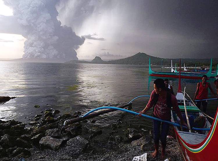 इस ज्वालामुखी ने फटने के बाद आसमान से खींच ली बिजलियां, भूकंप के 75 झटके