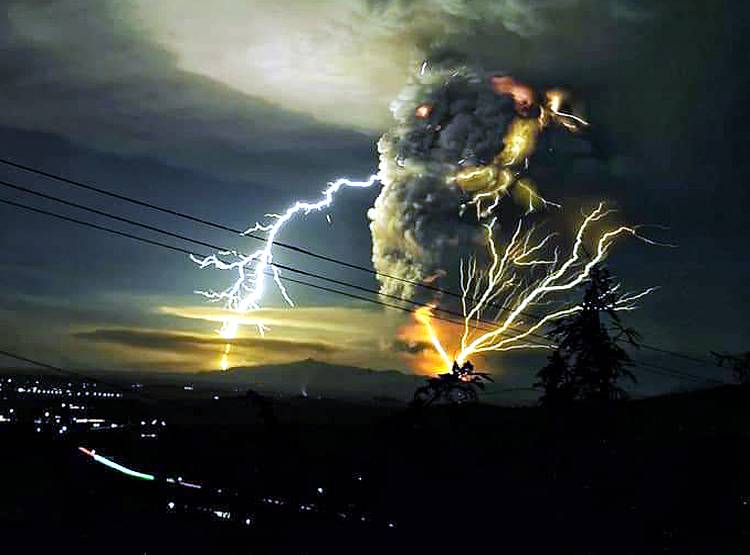 इस ज्वालामुखी ने फटने के बाद आसमान से खींच ली बिजलियां, भूकंप के 75 झटके