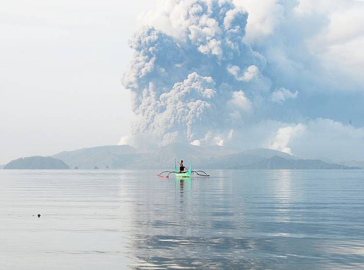 इस ज्वालामुखी ने फटने के बाद आसमान से खींच ली बिजलियां, भूकंप के 75 झटके