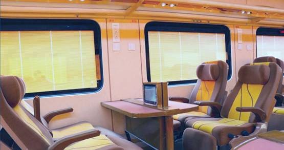 TEJAS EXPRESS: मशहूर शेफ का खाना, LED पर एंटरटेनमेंट, जानें खूबियां