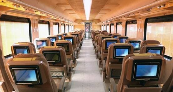 TEJAS EXPRESS: मशहूर शेफ का खाना, LED पर एंटरटेनमेंट, जानें खूबियां