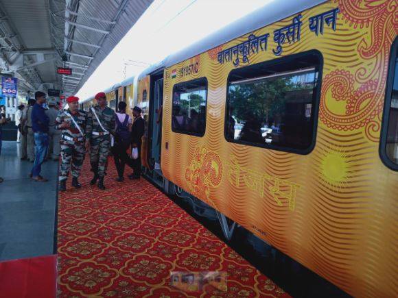 बेफिक्र होकर तेजस से करें सफर, घर में चोरी पर मिलेगा मुआवजा