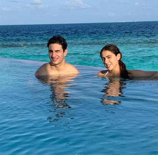 पूल में बिकिनी पहने मस्ती करती दिखीं सारा, भाई संग दिखी बॉन्डिंग