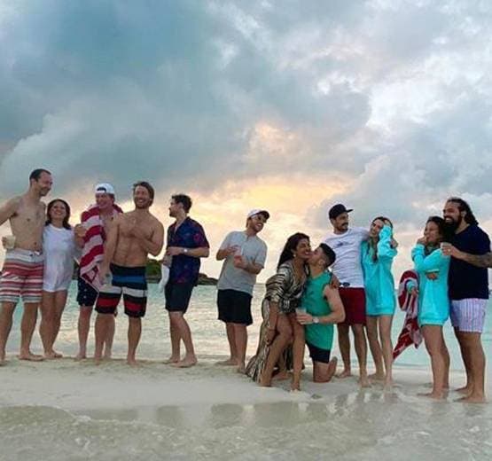 निक संग प्रियंका चोपड़ा का रोमांस, समंदर किनारे किया KISS