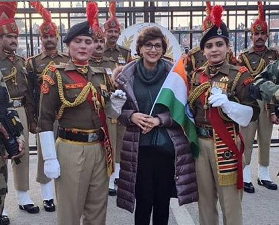 वाघा बॉर्डर पर फीमेल आर्मी ऑफिसर्स संग सोनाली बेंद्रे ने दिए पोज