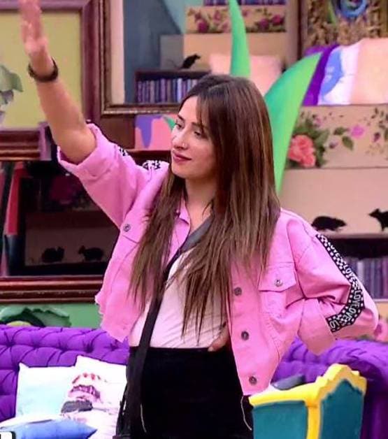 बिग बॉस में कैटफाइट, रश्मि देसाई ने क्यों छुए माहिरा शर्मा के पैर?