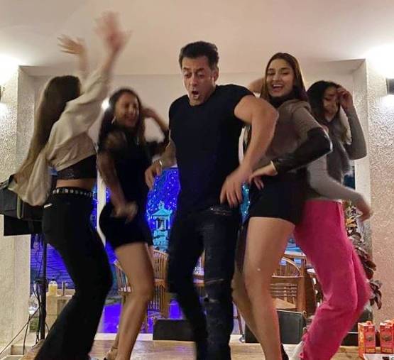 न्यू ईयर बैश में टेबल पर चढ़कर नाचे सलमान, देखें फोटोज