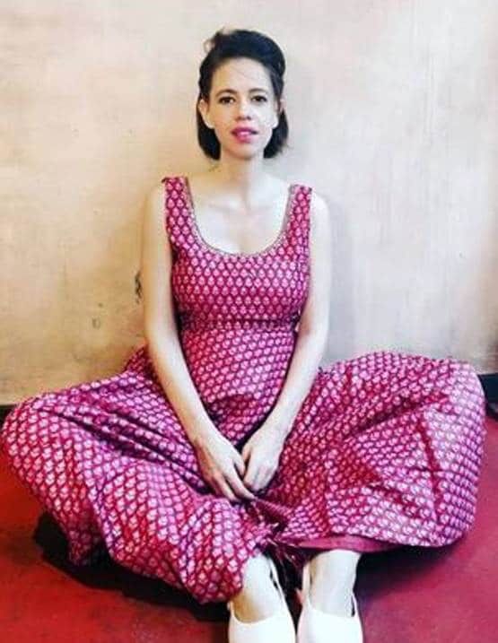 Photos: पिंक बिकिनी में कल्कि कोचलीन ने फ्लॉन्ट किया बेबी बंप