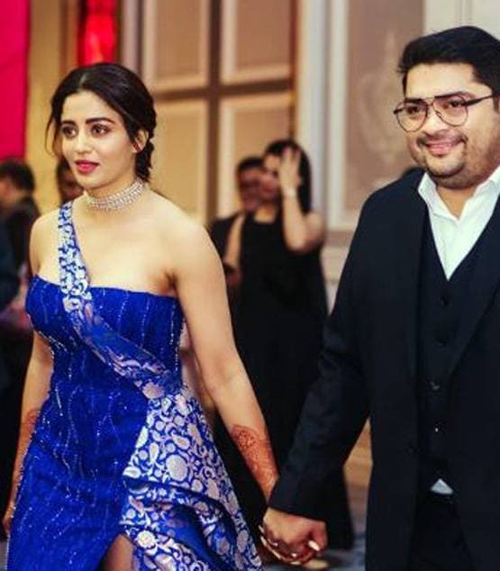 रिसेप्शन में ब्लू हाई स्लिट गाउन में पहने नजर आईं नेहा, देखें स्टनिंग लुक