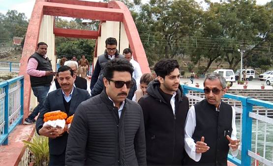 गंगा में विलीन हुईं ऋतु नंदा की अस्थ‍ियां, परिवार समेत अभिषेक ने की अंतिम विध‍ि