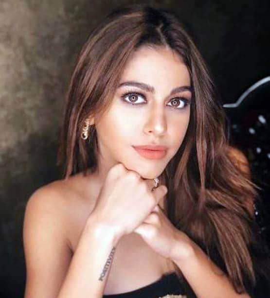 पूजा बेदी के तलाक पर क्या सोचती है बेटी, कैसा है सौतेली मां संग रिश्ता