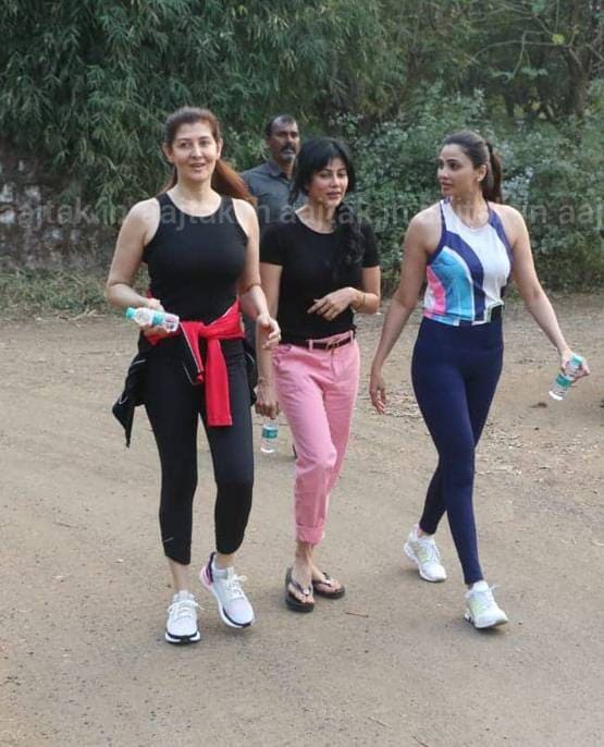 न्यू ईयर बैश में टेबल पर चढ़कर नाचे सलमान, देखें फोटोज