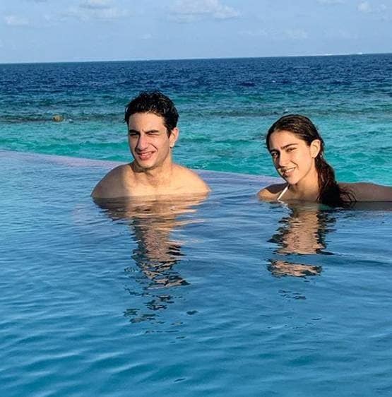 बिकिनी लुक में सारा अली खान का वीकेंड, समंदर किनारे कर रहीं एंन्जॉय