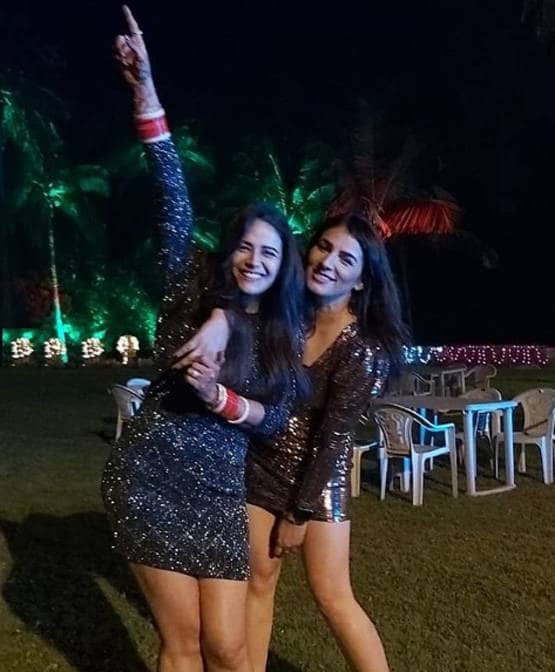 ब्लैक ड्रेस में दिखा मोना सिंह का ग्लैमरस लुक, दोस्तों संग की पार्टी