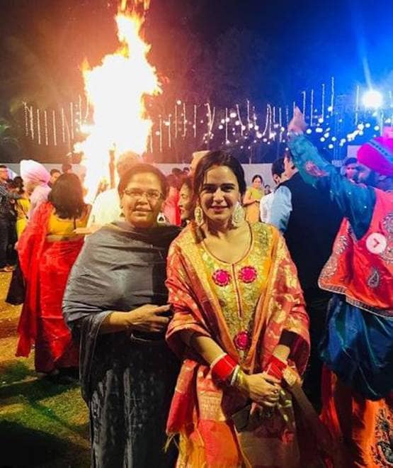 शादी के बाद मोना सिंह की पहली लोहड़ी, फैमिली संग यूं किया एंजॉय