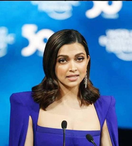 दीपिका पादुकोण को मिला क्रिस्टल अवॉर्ड, फोटोज में देखें स्टनिंग लुक