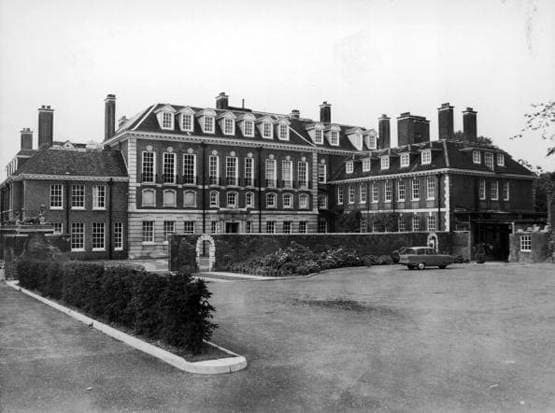 अद्भुत...ये हैं दुनिया के 10 सबसे बड़े महल, एक भारत में