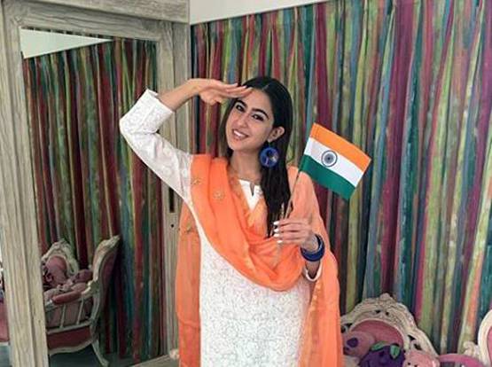हाथ में तिरंगा-ट्रेडिशनल आउटफिट, गणतंत्र दिवस पर सारा का देश को सलाम
