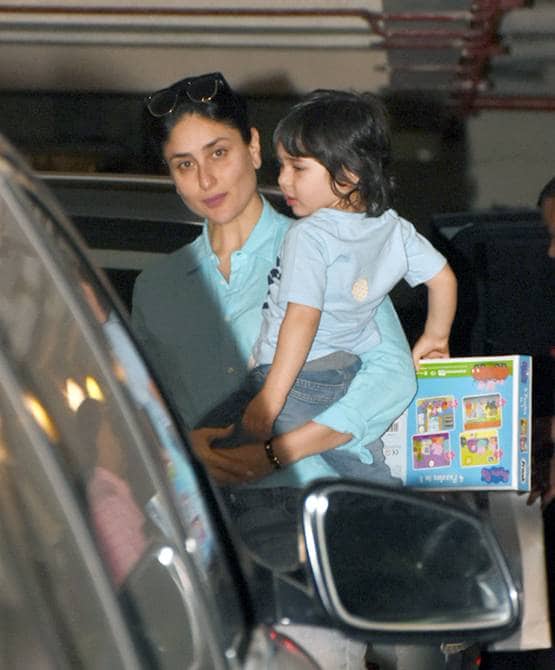 हाथ में पजल गेम लिए मम्मी करीना कपूर खान के साथ नजर आए तैमूर