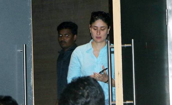 हाथ में पजल गेम लिए मम्मी करीना कपूर खान के साथ नजर आए तैमूर