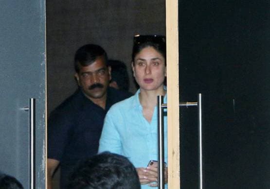 हाथ में पजल गेम लिए मम्मी करीना कपूर खान के साथ नजर आए तैमूर