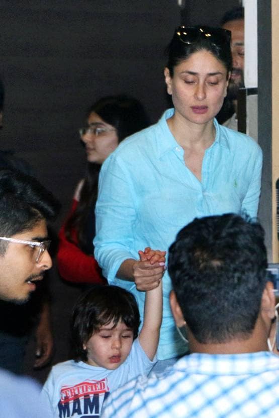 हाथ में पजल गेम लिए मम्मी करीना कपूर खान के साथ नजर आए तैमूर