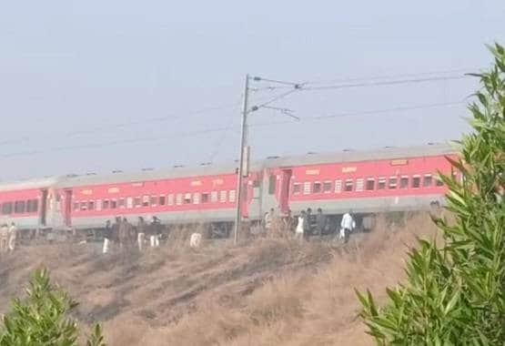 घना कोहरा, पटरी पर टकराईं दो ट्रेनें, ओडिशा हादसे की Photos