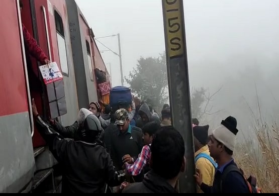 घना कोहरा, पटरी पर टकराईं दो ट्रेनें, ओडिशा हादसे की Photos