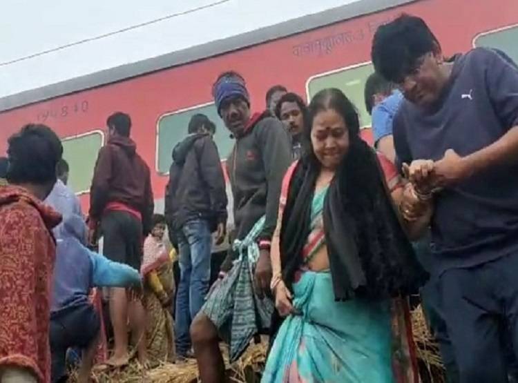 घना कोहरा, पटरी पर टकराईं दो ट्रेनें, ओडिशा हादसे की Photos