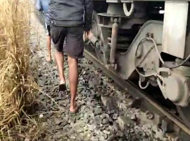 घना कोहरा, पटरी पर टकराईं दो ट्रेनें, ओडिशा हादसे की Photos