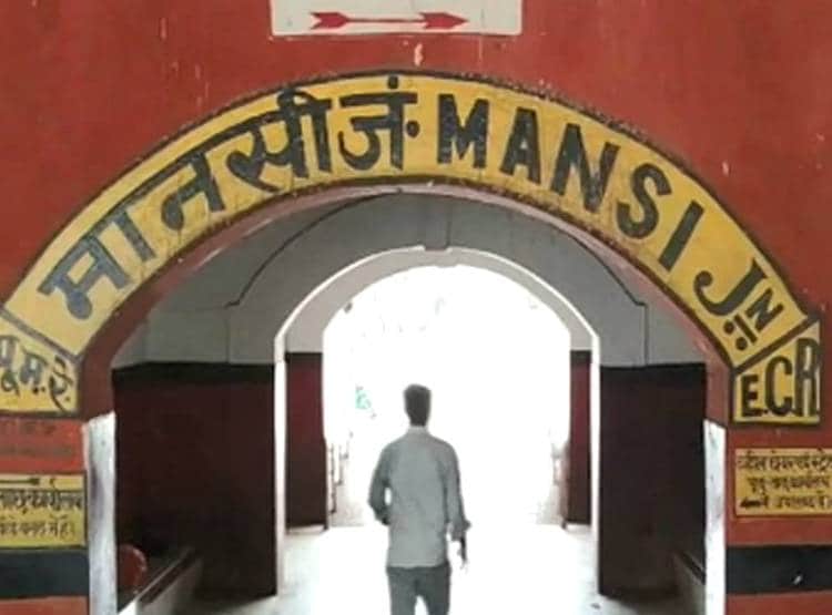 सवार‍ियों से भरा था ऑटो, रेलवे ट्रैक में फंसे पह‍िए, उड़े परखच्चे