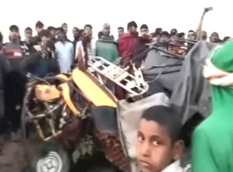 सवार‍ियों से भरा था ऑटो, रेलवे ट्रैक में फंसे पह‍िए, उड़े परखच्चे