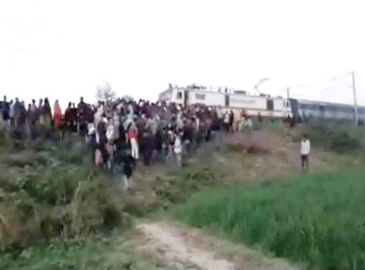 सवार‍ियों से भरा था ऑटो, रेलवे ट्रैक में फंसे पह‍िए, उड़े परखच्चे