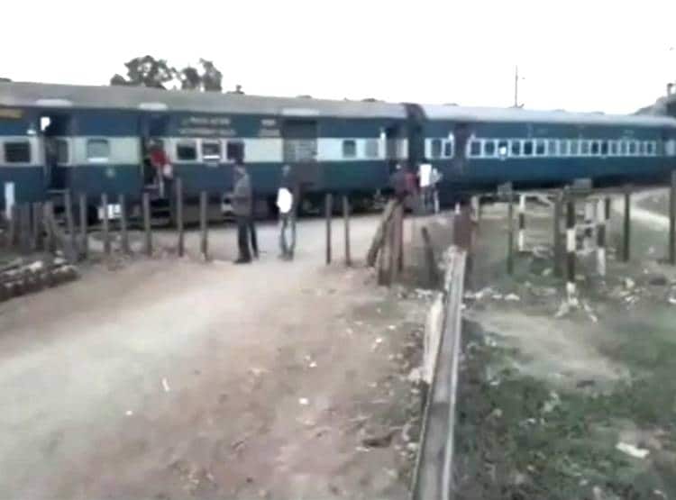 सवार‍ियों से भरा था ऑटो, रेलवे ट्रैक में फंसे पह‍िए, उड़े परखच्चे