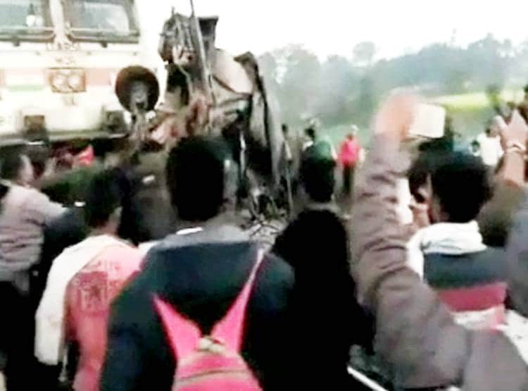 सवार‍ियों से भरा था ऑटो, रेलवे ट्रैक में फंसे पह‍िए, उड़े परखच्चे