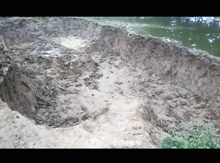 खुदाई में सुराही से टकराया फावड़ा, न‍िकला खि‍लजी काल का 'खजाना'