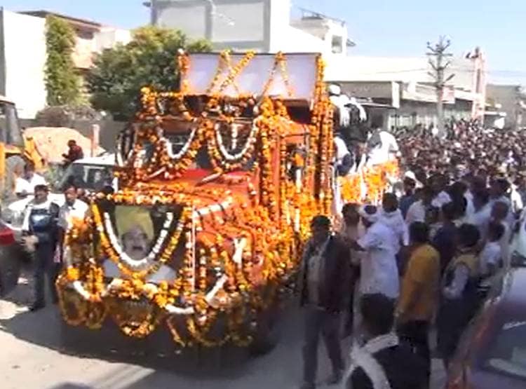 'ड्राइवर' की अंत‍िम यात्रा में जन सैलाब,  IAS-IPS भी हुए शाम‍िल