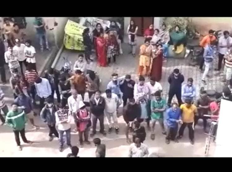 मां के पास आया कॉल, 'तेरी बेटी और उसका पति जल रहे हैं...आकर देख ले'