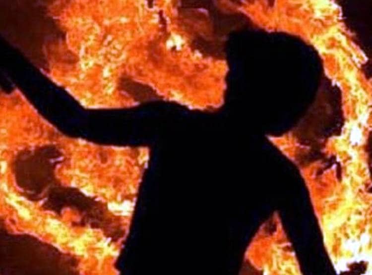 मां के पास आया कॉल, 'तेरी बेटी और उसका पति जल रहे हैं...आकर देख ले'