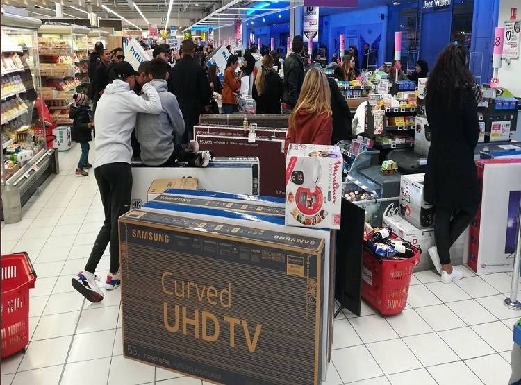 32 हजार का LED टीवी ढाई हजार में, भीड़ देख बुलानी पड़ी पुलिस