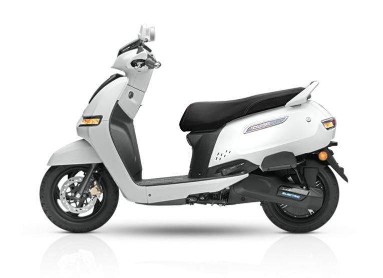 बजाज चेतक या TVS iQube, जानें- कीमत और माइलेज में कौन बेहतर